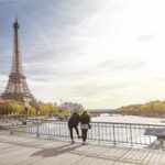 tourist-couple-looking-at-the-eiffel-tower--paris--france-824655766-2e1c4eca61eb4619aabf8e048cf195db